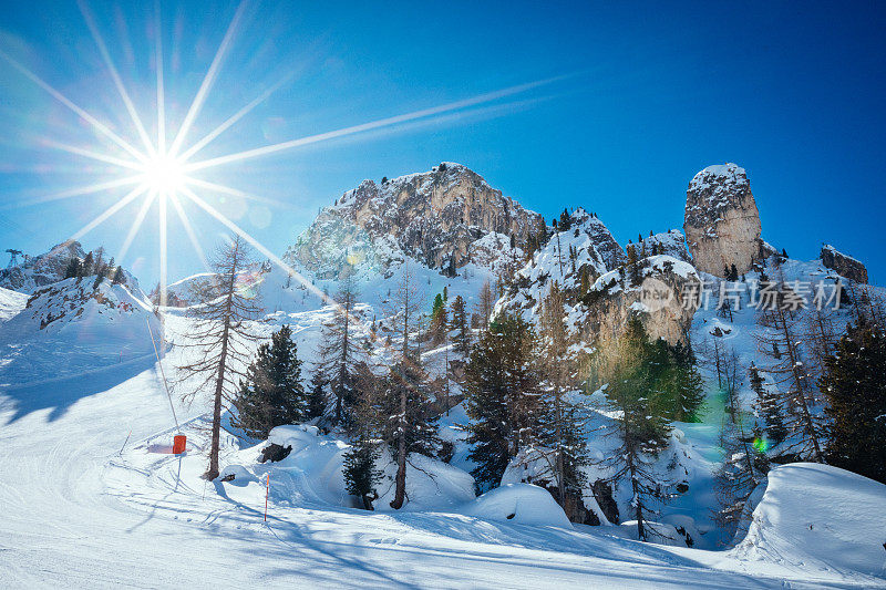 意大利Dolomites的Val Di Fassa的滑雪缆车和滑雪场